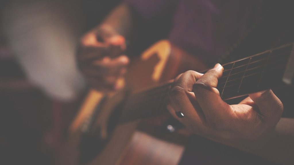 hands, guitar, instrument-1851426.jpg